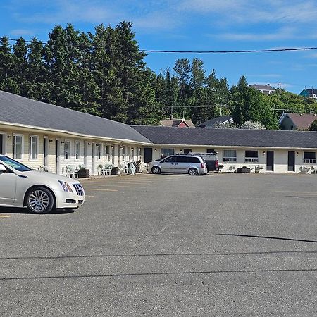 Resto Pub Motel Le Madub L'Isle-Verte Bagian luar foto